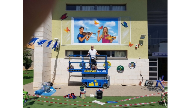 ציורי קיר במהלך העבודה