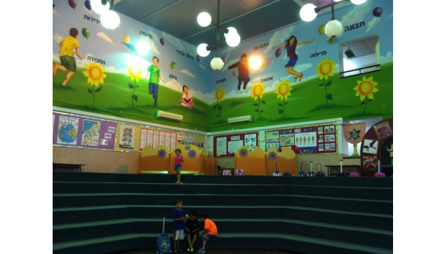 ציורי קיר מסדרונות וכיתות 