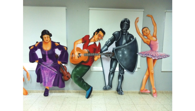 ציורי תפאורות ונגזרות מתכת 