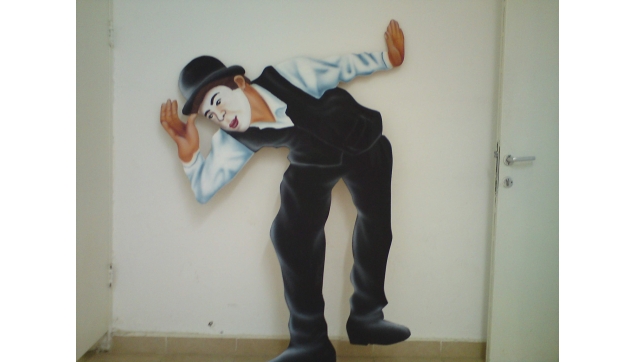 ציורי תפאורות ונגזרות מתכת