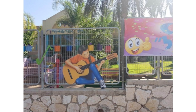 ציורי תפאורות ונגזרות מתכת