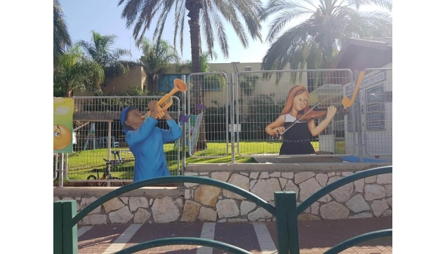 ציורי תפאורות ונגזרות מתכת