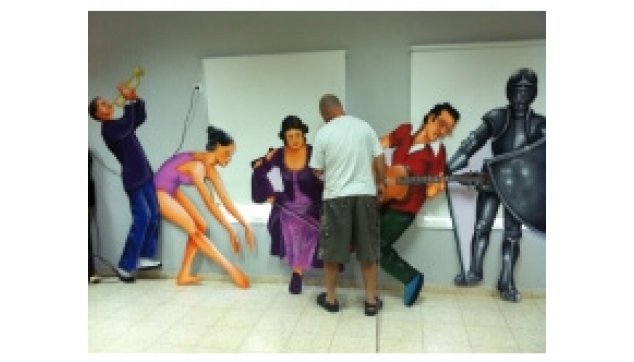 ציורי תפאורות ונגזרות מתכת