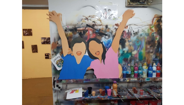 ציורי תפאורות ונגזרות מתכת