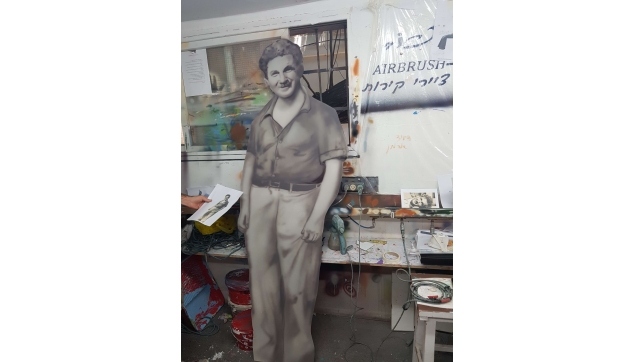 ציורי תפאורות ונגזרות מתכת