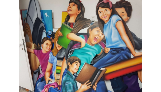 ציורי תפאורות ונגזרות מתכת