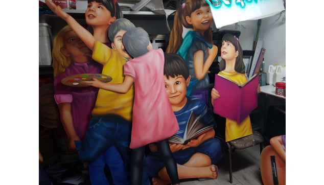 ציורי תפאורות ונגזרות מתכת