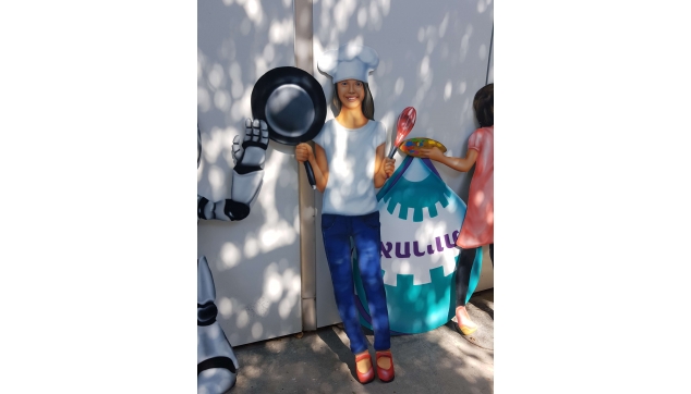 ציורי תפאורות ונגזרות מתכת