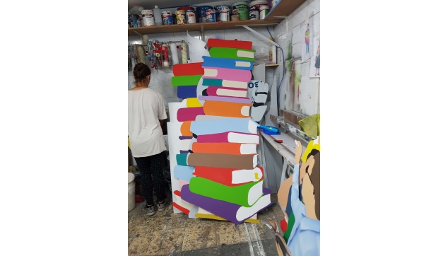 ציורי תפאורות ונגזרות מתכת