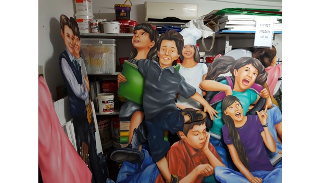 ציורי תפאורות ונגזרות מתכת