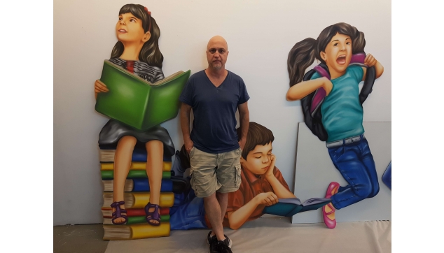 ציורי תפאורות ונגזרות מתכת