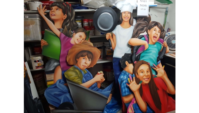 ציורי תפאורות ונגזרות מתכת