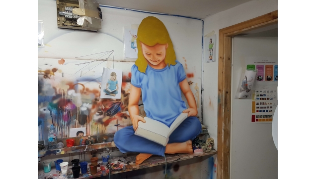 ציורי תפאורות ונגזרות מתכת