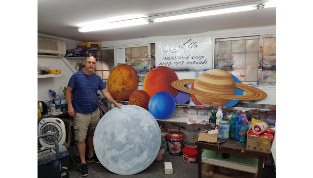 ציורי תפאורות ונגזרות מתכת