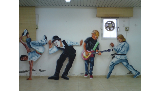 ציורי תפאורות ונגזרות מתכת