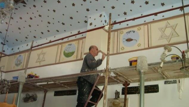 ציורים בבית כנסת על ידי הלל לזרוב