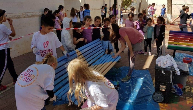 ציורים על ספסלים