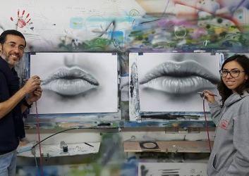 שפתיים שצויירו בעזרת איירבראש