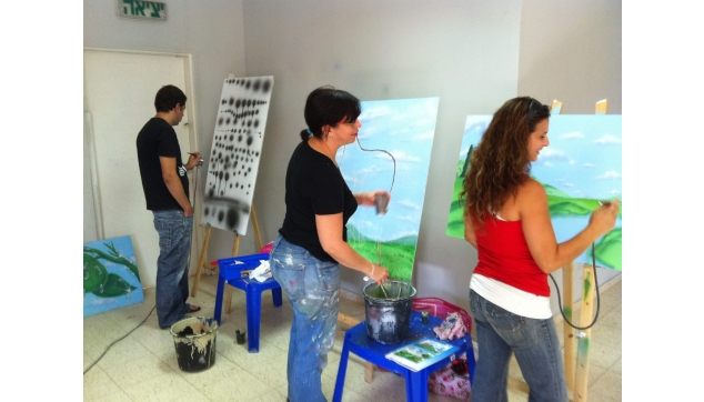 תלמידי הקורס להכשרת ציירי איירבראש וקירות