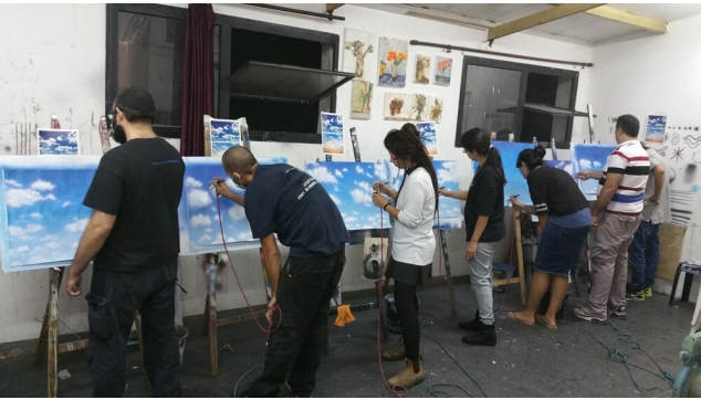 תלמידי הקורס להכשרת ציירי איירבראש וקירות