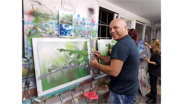 תלמידי הקורס להכשרת ציירי איירבראש וקירות