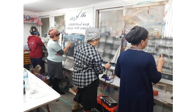 תלמידי הקורס להכשרת ציירי איירבראש וקירות