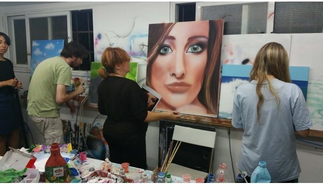 תלמידי הקורס להכשרת ציירי איירבראש וקירות