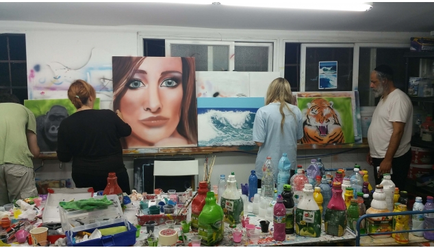 תלמידי הקורס להכשרת ציירי איירבראש וקירות