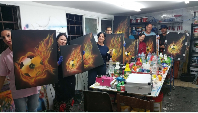 תלמידי הקורס להכשרת ציירי איירבראש וקירות