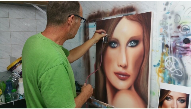 תלמידי הקורס להכשרת ציירי איירבראש וקירות