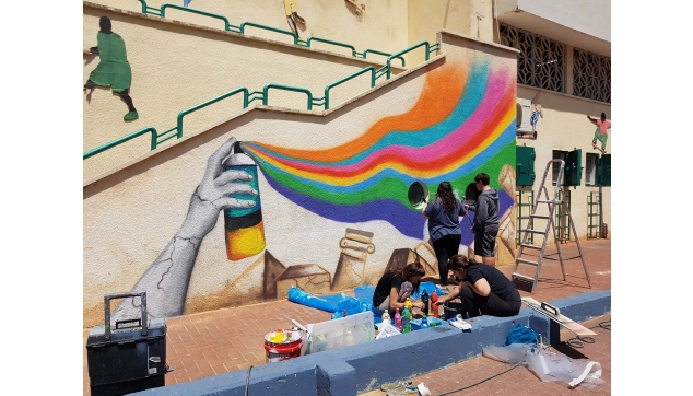 תלמידים מציירים את  בית ספרם 