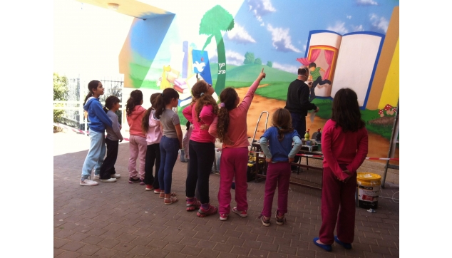 תלמידים מציירים את בית ספרם