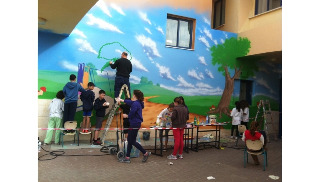 תלמידים מציירים את בית ספרם