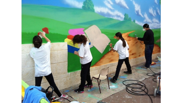 תלמידים מציירים את בית ספרם