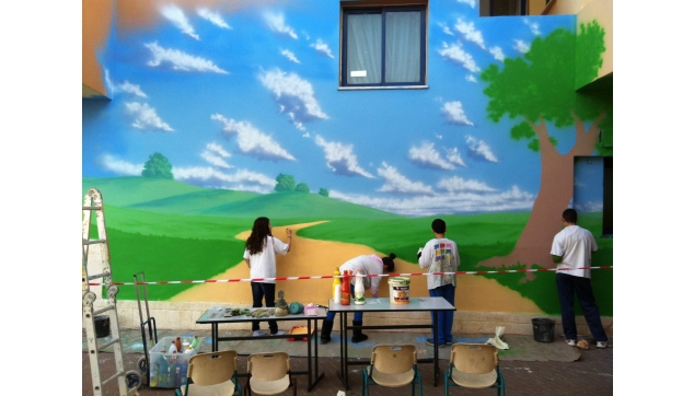 תלמידים מציירים את בית ספרם