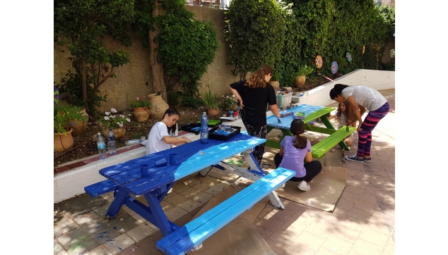 תלמידים מציירים את בית ספרם