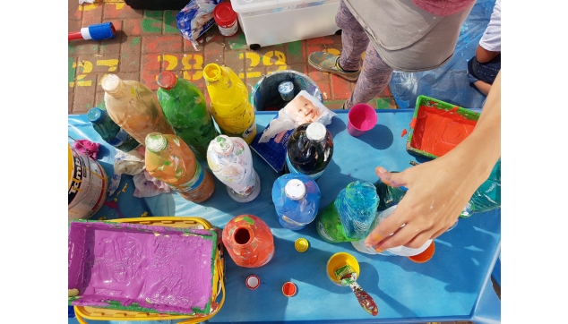 תלמידים מציירים את בית ספרם