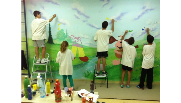 תלמידים מציירים את בית ספרם