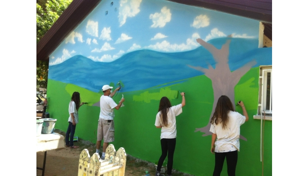 ‏‏תלמידים מציירים את בית ספרם