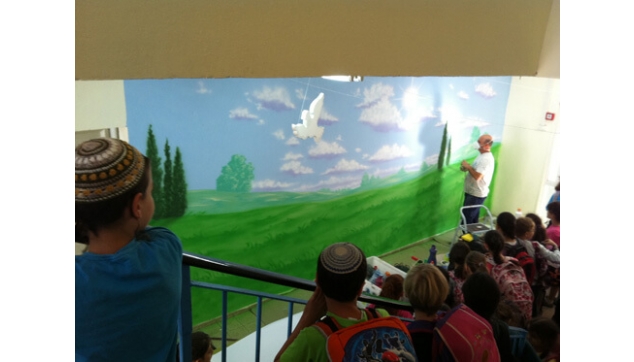 תלמידים מציירים את בית ספרם