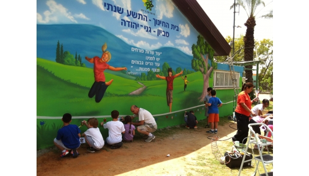 תלמידים מציירים את בית ספרם