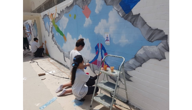 תלמידים מציירים את בית ספרם