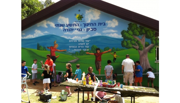 תלמידים מציירים את בית ספרם