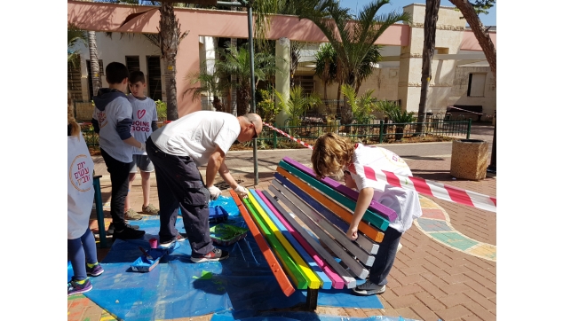 תלמידים מציירים את בית ספרם