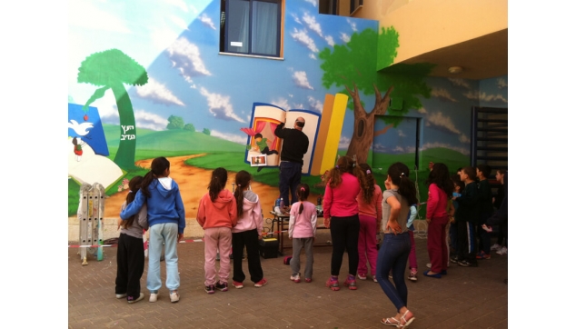 תלמידים מציירים את בית ספרם
