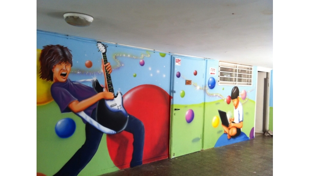 תלמידים מציירים את בית ספרם