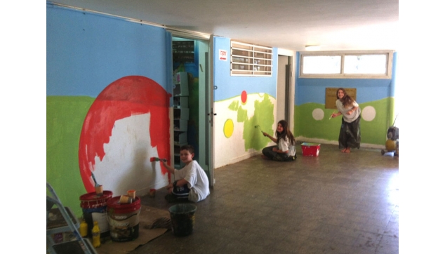 תלמידים מציירים את בית ספרם