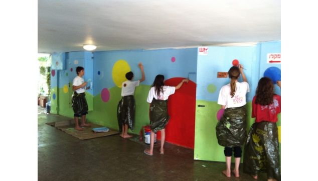 תלמידים מציירים את בית ספרם