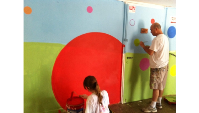 תלמידים מציירים את בית ספרם