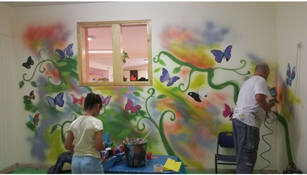 תלמידים מציירים את בית ספרם